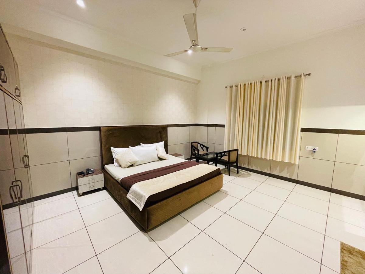 Primrose Hotel And Restaurant Sonipat Exterior foto